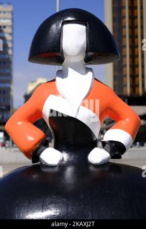 80 sculptures en forme de Las Meninas par le peintre Antonio Azzato, sont exposées dans le centre de Madrid, Espagne sur 15 avril 2018. Les sculptures en fibre de verre et décorées par des artistes, musiciens, acteurs ou designers pour promouvoir la ville comme capitale de la mode sont exposées jusqu'au mois de juillet. (Photo par Oscar Gonzalez/NurPhoto) Banque D'Images