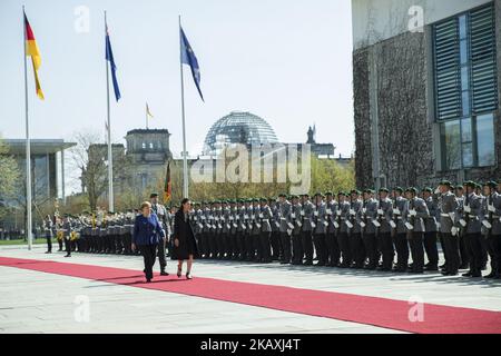 La chancelière allemande Angela Merkel et le Premier ministre néo-zélandais Jacinda Ardern passent en revue la garde d'honneur de la Chancellerie de Berlin, en Allemagne, à propos de 17 avril 2018. (Photo par Emmanuele Contini/NurPhoto) Banque D'Images