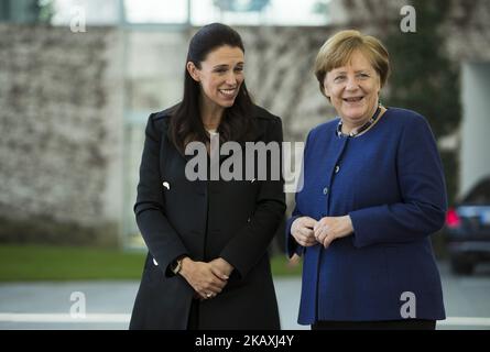 La chancelière allemande Angela Merkel salue le Premier ministre néo-zélandais Jacinda Ardern à son arrivée à la Chancellerie de Berlin, en Allemagne, à propos de 17 avril 2018. (Photo par Emmanuele Contini/NurPhoto) Banque D'Images