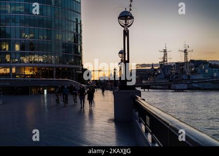 Promenade/sentier sur la rive sud de la Tamise à Londres, à proximité de Tower Bridge en soirée Banque D'Images