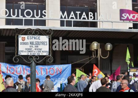 Les cheminots français en grève se sont rassemblés devant la gare de Matabiau à Toulouse avant le quatrième jour de grève contre la réforme ferroviaire. La réunion a été convoquée par la CGT, la CFDT, les syndicats de Sud. Les utilisateurs de la fonction publique ferroviaire ont également été invités à se réunir. Un signe pour un ouvrier ferroviaire qui a résisté aux nazis pendant la Seconde Guerre mondiale. Toulouse. France. 17 avril 2018. (Photo d'Alain Pitton/NurPhoto) Banque D'Images