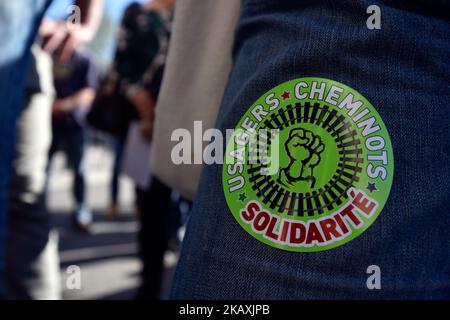 Les cheminots français en grève se sont rassemblés devant la gare de Matabiau à Toulouse avant le quatrième jour de grève contre la réforme ferroviaire. La réunion a été convoquée par la CGT, la CFDT, les syndicats de Sud. Les utilisateurs de la fonction publique ferroviaire ont également été invités à se réunir. Un autocollant lit « utilisateurs, travailleurs ferroviaires, solidarité ». Toulouse. France. 17 avril 2018. (Photo d'Alain Pitton/NurPhoto) Banque D'Images