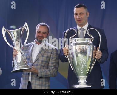 Le maire de Kiev Vitali Klitschko (R) et le président de la fédération ukrainienne de football Andriy Pavelko (L), tiennent les trophées de la ligue des champions lors de la cérémonie de remise à Kiev (Ukraine), le 21 avril 2018. La finale de la Ligue des champions aura lieu à 26 mai au stade Olympiyski de Kiev. (Photo par STR/NurPhoto) Banque D'Images