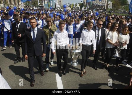 Les jeunes joueurs de football portent les trophées de la ligue des champions lors de la cérémonie de remise à Kiev, Ukraine, 21 avril 2018. La finale de la Ligue des champions aura lieu à 26 mai au stade Olympiyski de Kiev. (Photo par STR/NurPhoto) Banque D'Images