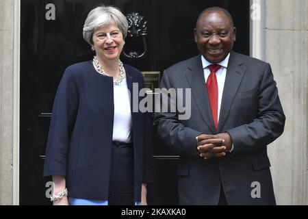 La première ministre britannique Theresa May (L) salue le président sud-africain Cyril Ramaphosa au 10 Downing Street, dans le centre de Londres, avant les pourparlers bilatéraux en marge de la réunion des chefs de gouvernement du Commonwealth (CHOGM) sur 17 avril 2017. (Photo par Alberto Pezzali/NurPhoto) Banque D'Images