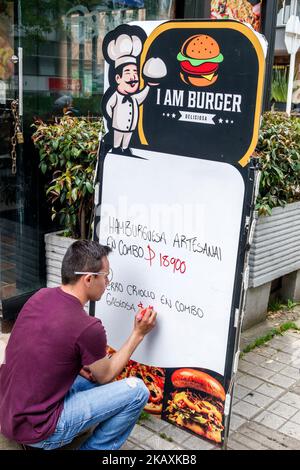 Bogota Colombie, El Chico Carrera 11, je suis Burger Manager écrivant menu offres spéciales, restaurant restaurants dîner manger dehors café décontracté c Banque D'Images