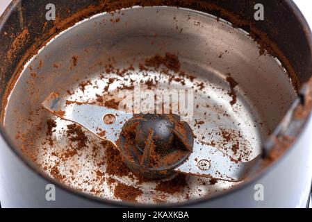 Gros plan d'un moulin à café électrique avec les restes de café moulu. Mise au point au premier plan. Banque D'Images