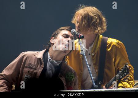 Le groupe de rock indépendant canadien Arcade Fire est photographié à l'aréna Wembley, à Londres, sur 12 avril 2018. Arcade Fire est un groupe de rock indépendant canadien, composé de son mari et de sa femme Win Butler (voix, basse, guitare) et Régine Chassagne, ainsi que du jeune frère de Win William Butler, Richard Reed Parry, Tim Kingsbury et Jeremy Gara. La gamme de tournées actuelle du groupe comprend également Sarah Neufeld, ancienne membre de base, Tiwill Duprate, percussionniste et Stuart Bogie, saxophoniste. (Photo par Alberto Pezzali/NurPhoto) Banque D'Images