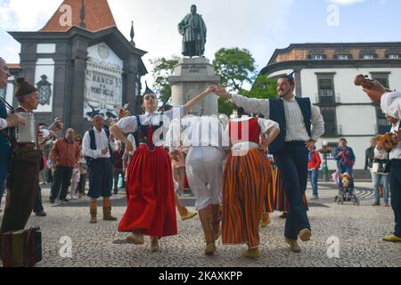 Les membres du groupe folklorique Cantigas da Moda de Boa Nova exécutent une danse traditionnelle dans la capitale de l'île de Madère, le premier jour de l'édition 2018 du Festival des fleurs, l'une des plus grandes célébrations de Madère, un hommage au contact extraordinaire de ses habitants avec des fleurs et du printemps. Jeudi, 19 avril 2018, à Funchal, sur l'île de Madère, Portugal. (Photo par Artur Widak/NurPhoto) Banque D'Images