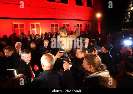 Bavière, Nördlingen : 03 novembre 2022, Herbert Hainer, président du FC Bayern (l) et Uli Hoeneß, président honoraire du FC Bayern (r), se tiennent à côté d'une statue de l'ancien buteur de but Gerd Müller, après son dévoilement. Photo : Karl-Josef Hildenbrand/dpa Banque D'Images