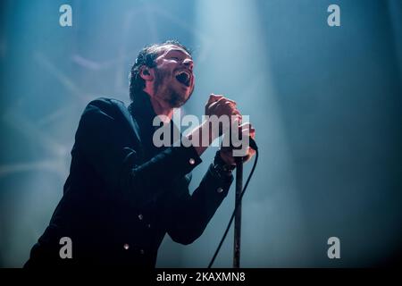 Tom Smith du groupe de rock anglais Editeurs photographiés sur scène comme ils se produire à Ippodromo San Siro à Milan, Italie, le 22th avril 2018. (Photo de Romano Nunziato/NurPhoto) Banque D'Images