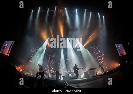 Le groupe de rock anglais Editors photographié sur scène comme ils se produire à Ippodromo San Siro à Milan, Italie, le 22th avril 2018. (Photo de Romano Nunziato/NurPhoto) Banque D'Images