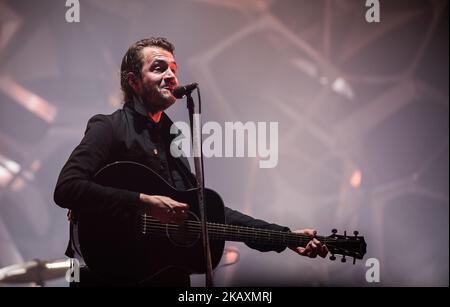 Tom Smith du groupe de rock anglais Editeurs photographiés sur scène comme ils se produire à Ippodromo San Siro à Milan, Italie, le 22th avril 2018. (Photo de Romano Nunziato/NurPhoto) Banque D'Images