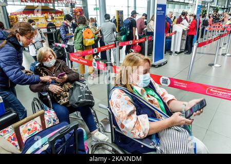 Bogota Colombie,aéroport international El Dorado Aeropuerto Internacional El Dorado terminal intérieur, femme femmes enregistrement dans les lignes de ligne que Banque D'Images