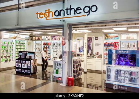 Bogota Colombie,El Dorado aéroport international Aeropuerto Internacional El Dorado terminal hall zone intérieur de la porte, Tech on the Go electro Banque D'Images