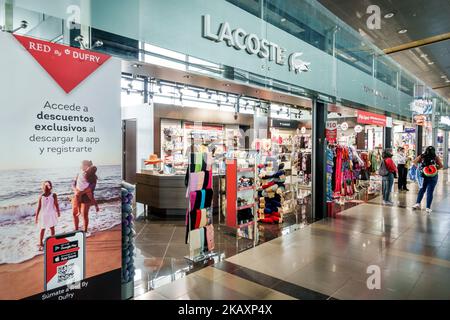 Bogota Colombie,aéroport international El Dorado Aeropuerto Internacional El Dorado terminal hall zone de la porte intérieure, Lacoste design de mode Banque D'Images