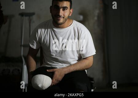 Le cycliste palestinien Alaa Al-Daly, 21 ans, qui a perdu la jambe par une balle tirée par les troupes israéliennes lors d'affrontements le long des frontières entre Israël et Gaza, se trouve chez lui à Rafah, dans le sud de la bande de Gaza, le 29 avril 2018. La blessure d'Al-Daly le 30 mars 2018 a mis fin à son rêve de participer aux jeux asiatiques et de faire la vague du drapeau palestinien à Jakarta, mais il est prêt à concourir à l'avenir en tant qu'amputé.(photo de Mamen Faiz/NurPhoto) Banque D'Images