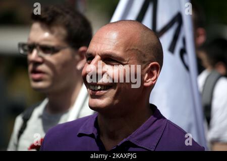 L'ancien ministre grec des Finances Yanis Varoufakis participe à une manifestation marquant le jour de mai à Athènes, en Grèce, sur 1 mai 2018. Les syndicats ont marqué le jour de mai par une grève nationale de 24 heures. (Photo de Giorgos Georgiou/NurPhoto) Banque D'Images