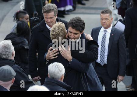 Le premier ministre canadien Justin Trudeau prend la tête de la première ministre de l'Ontario Kathleen Wynne lors d'une veillée interconfessionnelle à Nathan Phillips Square, à la mémoire des 10 personnes tuées et des 15 personnes blessées lors d'une attaque meurtrière contre une fourgonnette à Toronto (Ontario), au Canada, le 29 avril 2018. Alek Minassian est identifié comme le conducteur qui a fait descendre un certain nombre de piétons, tuant 10 personnes et blessant 15 autres personnes, y compris laissant 4 personnes dans un état critique, dans la rue Yonge et l'avenue Finch de North York à Toronto vers 1 h 30pm sur 23 avril 2018. (Photo de Creative Touch Imaging Ltd./NurPhoto) Banque D'Images