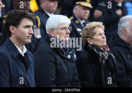 Le premier ministre canadien Justin Trudeau et le premier ministre de l'Ontario Kathleen Wynne assistent à une veillée interconfessionnelle à Nathan Phillips Square, à la mémoire des 10 personnes tuées et des 15 personnes blessées lors d'une attaque meurtrière contre une fourgonnette à Toronto (Ontario), au Canada, le 29 avril 2018. Alek Minassian est identifié comme le conducteur qui a fait descendre un certain nombre de piétons, tuant 10 personnes et blessant 15 autres personnes, y compris laissant 4 personnes dans un état critique, dans la rue Yonge et l'avenue Finch de North York à Toronto vers 1 h 30pm sur 23 avril 2018. (Photo de Creative Touch Imaging Ltd./NurPhoto) Banque D'Images