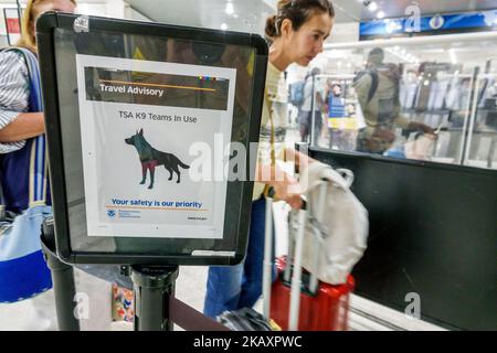 Miami Florida,Miami International Airport MIA terminal Security,Transportation Security Administration TSA Department of Homeland Security anti-terreur Banque D'Images