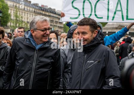 Le chef du Parti communiste français Pierre Laurent (L) et le chef du parti anti-capitaliste français Olivier Besancenot (R) sourient lorsqu'ils participent à un rassemblement de soutien aux luttes sociales organisées par les partis et mouvements politiques de gauche sur 30 avril 2018 à Paris. (Photo de Nicolas Liponne/NurPhoto) Banque D'Images