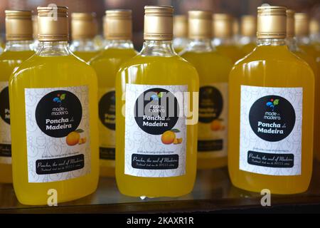 Une vue sur les bouteilles Poncha, une boisson alcoolisée traditionnelle de l'île de Madère qui est faite avec 5 ingrédients: Alcool distillé à partir de jus de canne à sucre, miel, sucre, jus de citron et de citron. Il est mélangé avec un outil créé officiellement à cette fin appelé mexelote. Le dimanche, 22 avril 2018, à Funchal, sur l'île de Madère, Portugal. (Photo par Artur Widak/NurPhoto) Banque D'Images