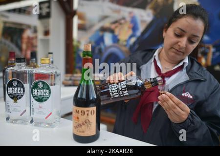 Le Rhum test lors de l'édition 2nd du festival de Rhum de Madère signe vu dans le centre-ville de Funchal. Lundi, 21 avril 2018, à Funchal, île de Madère, Portugal. (Photo par Artur Widak/NurPhoto) Banque D'Images