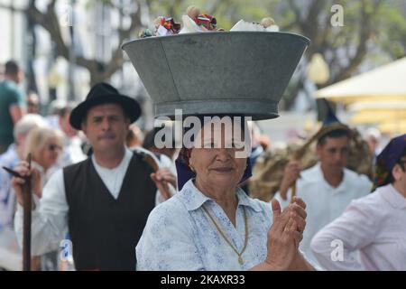 Membres d'un groupe folklorique local du Centre culturel de Sao Antonio, lors de leur représentation dans la rue piétonne du centre-ville de Funchal. Lundi, 23 avril 2018, à Funchal, île de Madère, Portugal. (Photo par Artur Widak/NurPhoto) Banque D'Images