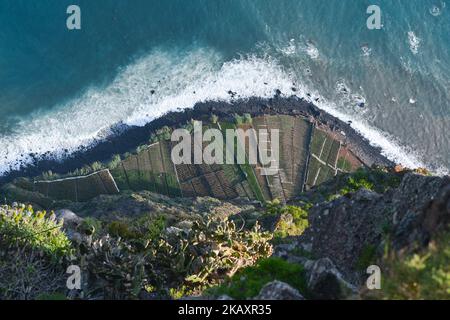 Cabo Girao, un point de vue et la plus haute falaise d'Europe, à une altitude de 580 m, Offre une vue vertigineuse sur les fajas de Rancho et Cabo Girao - de petites zones de terres cultivées au pied de la falaise - ainsi que de magnifiques vues panoramiques sur l'océan. Mardi, 24 avril 2018, à Cabo Girao, Camara de Lobos, Île de Madère, Portugal. (Photo par Artur Widak/NurPhoto) Banque D'Images