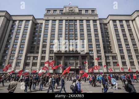 Les participants aux drapeaux comunistes défilent devant le Parlement de la Douma lors des célébrations du 1 mai à Moscou, en Russie. (Photo de Celestino Arce/NurPhoto) Banque D'Images