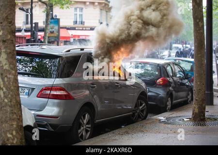 Environ 1200 manifestants masqués et à capuchon vêtus de noir ont attaqué la police le jour de mai à Paris. Les manifestants ont écrasé des vitrines de commerces, des voitures torchées et des graffitis anti-capitalistes sur les murs. La police a dispersé les manifestants avec des gaz lacrymogènes, des canons à eau et des balles en caoutchouc. (Photo de David Speier/NurPhoto) Banque D'Images