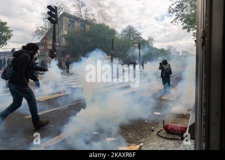 Environ 1200 manifestants masqués et à capuchon vêtus de noir ont attaqué la police le jour de mai à Paris. Les manifestants ont écrasé des vitrines de commerces, des voitures torchées et des graffitis anti-capitalistes sur les murs. La police a dispersé les manifestants avec des gaz lacrymogènes, des canons à eau et des balles en caoutchouc. (Photo de David Speier/NurPhoto) Banque D'Images