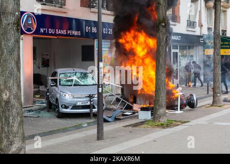 Environ 1200 manifestants masqués et à capuchon vêtus de noir ont attaqué la police le jour de mai à Paris. Les manifestants ont écrasé des vitrines de commerces, des voitures torchées et des graffitis anti-capitalistes sur les murs. La police a dispersé les manifestants avec des gaz lacrymogènes, des canons à eau et des balles en caoutchouc. (Photo de David Speier/NurPhoto) Banque D'Images