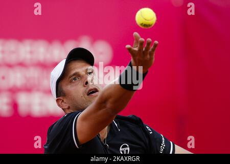 Gilles Muller du Luxembourg sert à Frances Tiafoe des Etats-Unis lors de leur match de tennis 2nd rondes à Estoril, près de Lisbonne, sur 2 mai 2018. (Photo de Carlos Palma/NurPhoto) Banque D'Images