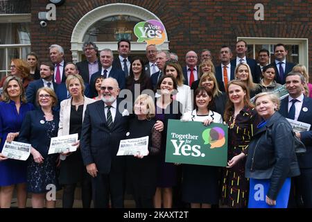 Les membres des différents partis politiques irlandais posent ensemble lors de la séance photo "ensemble pour oui" - la campagne nationale de la société civile pour supprimer le huitième amendement de la Constitution. Mercredi, 2 mai 2018, à Dublin, Irlande. (Photo par Artur Widak/NurPhoto) Banque D'Images