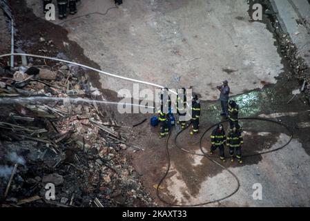 Vue du bâtiment construit à Sao Paulo, Brésil, le 2 mai 218. Le capitaine de pompier Marcos Palumbo a confirmé trois autres victimes officiellement disparues plus tôt cet après-midi le 3 mai 2018 : une mère de 48 ans, Selma Almeida da Silva, et deux fils jumeaux (Welder et Wender, de 9 ans) qui seraient sur le 8th étage du bâtiment. La quatrième victime a été identifiée comme Ricardo Amorim, 30 ans, qui était sauvé au moment de l'effondrement de l'immeuble. L'hôtel de ville vient de confirmer officiellement l'identité des victimes disparues. Selon le Service des incendies, dans les 49 personnes qui vivaient dans le bâtiment ha Banque D'Images