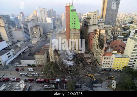 Vue du bâtiment construit à Sao Paulo, Brésil, le 2 mai 218. Le capitaine de pompier Marcos Palumbo a confirmé trois autres victimes officiellement disparues plus tôt cet après-midi le 3 mai 2018 : une mère de 48 ans, Selma Almeida da Silva, et deux fils jumeaux (Welder et Wender, de 9 ans) qui seraient sur le 8th étage du bâtiment. La quatrième victime a été identifiée comme Ricardo Amorim, 30 ans, qui était sauvé au moment de l'effondrement de l'immeuble. L'hôtel de ville vient de confirmer officiellement l'identité des victimes disparues. Selon le Service des incendies, dans les 49 personnes qui vivaient dans le bâtiment ha Banque D'Images