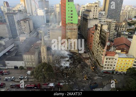 Vue du bâtiment construit à Sao Paulo, Brésil, le 2 mai 218. Le capitaine de pompier Marcos Palumbo a confirmé trois autres victimes officiellement disparues plus tôt cet après-midi le 3 mai 2018 : une mère de 48 ans, Selma Almeida da Silva, et deux fils jumeaux (Welder et Wender, de 9 ans) qui seraient sur le 8th étage du bâtiment. La quatrième victime a été identifiée comme Ricardo Amorim, 30 ans, qui était sauvé au moment de l'effondrement de l'immeuble. L'hôtel de ville vient de confirmer officiellement l'identité des victimes disparues. Selon le Service des incendies, dans les 49 personnes qui vivaient dans le bâtiment ha Banque D'Images