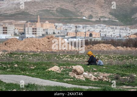 Une ville mère et enfant en face de la Nouvelle Hasankeyf, qui est en cours de construction pour remplacer la première Hasankeyf, une ancienne ville du sud-est de la Turquie qui sera bientôt inondée par la construction du barrage d'Ilusu. Photo prise le 22 mars 2018. (Photo de Diego Cupolo/NurPhoto) Banque D'Images