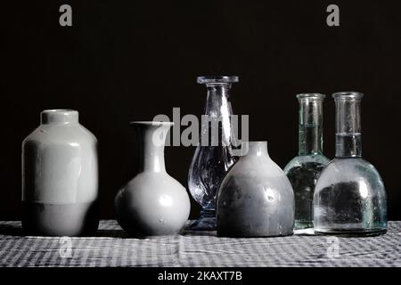 Collection de vases gris placés sur une table. Banque D'Images