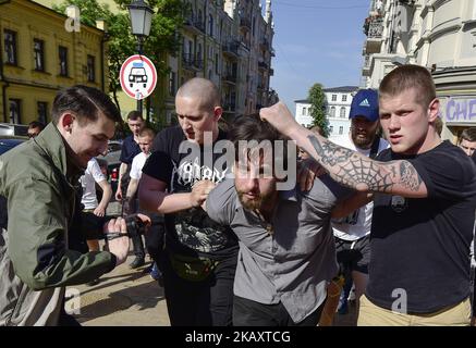 Les militants d'un mouvement d'extrême-droite ukrainien tiennent un Rafael Lusvarghi brésilien de 33 ans, un ancien combattant bénévole et posteur pour les séparatistes soutenus par la Russie dans l'est de l'Ukraine, après l'avoir arrêté et avoir convulsé devant les chefs du Service secret ukrainien à Kiev, en Ukraine, au 4 mai 2018 (photo de Sergii Kharchenko/NurPhoto) Banque D'Images