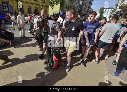 Les militants d'un mouvement d'extrême-droite ukrainien tiennent un Rafael Lusvarghi brésilien de 33 ans, un ancien combattant bénévole et posteur pour les séparatistes soutenus par la Russie dans l'est de l'Ukraine, après l'avoir arrêté et avoir convulsé devant les chefs du Service secret ukrainien à Kiev, en Ukraine, au 4 mai 2018 (photo de Sergii Kharchenko/NurPhoto) Banque D'Images