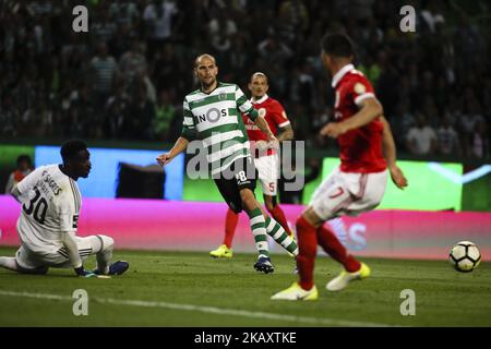 L'avant-garde néerlandais de Sporting Bas Dost (2ndL) est en train de voir Bruno Varela, gardien de but de Benfica, lors du match de football de la Ligue portugaise entre le Sporting CP et le SL Benfica au stade Alvalade de Lisbonne, au Portugal, sur 5 mai 2018. (Photo de Carlos Costa/NurPhoto) Banque D'Images