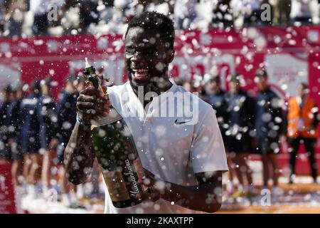 Frances Tiafoe, joueur de tennis nord-américain, pulvérise du champagne après son match de tennis de championnat de l'Estoril Open ATP, à Estoril, près de Lisbonne, sur 4 mai 2018. (Photo de Carlos Palma/NurPhoto) Banque D'Images