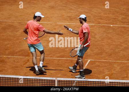 Wesley Koolhof des pays-Bas (L) et Artem Sitak de Nouvelle-Zélande (R) célèbrent un point dans leur double match contre Kyle Edmund et Cameron Norrie de Grande-Bretagne pendant le Millenium Estoril Open ATP double le dernier match de tennis à Estoril, près de Lisbonne, sur 6 mai 2018. (Photo de Carlos Palma/NurPhoto) Banque D'Images