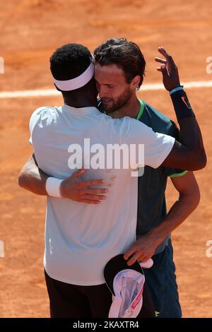 Joao Sousa du Portugal (R ) prend Frances Tiafoe des États-Unis après avoir remporté la finale du tournoi de tennis Open ATP 250 d'Estoril, au Clube de Tenis do Estoril à Estoril, Portugal sur 6 mai 2018. (Joao Sousa a gagné 2-0) ( photo par Pedro FiÃºza/NurPhoto) Banque D'Images