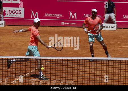 Wesley Koolhof des pays-Bas (L) retourne un tir contre Artem Sitak de Nouvelle-Zélande (R) et Cameron Norrie de Grande-Bretagne tout en jouant avec Artem Sitak de Nouvelle-Zélande pendant le Millenium Estoril Open ATP double le match de tennis final à Estoril, Portual on 6 mai 2018. (Photo de Carlos Palma/NurPhoto) Banque D'Images