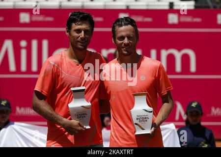 Wesley Koolhof des pays-Bas et Artem Sitak de Nouvelle-Zélande posent avec leurs trophées après avoir été battu par Kyle Edmund et Cameron Norrie de Grande-Bretagne dans leur Millenium Estoril Open ATP double le match de tennis final à Estoril, près de Lisbonne, sur 6 mai 2018. (Photo de Carlos Palma/NurPhoto) Banque D'Images