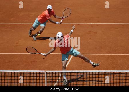 Wesley Koolhof des pays-Bas (R) retourne un tir contre Artem Sitak de la Nouvelle-Zélande (L) et Cameron Norrie de la Grande-Bretagne tout en jouant avec Artem Sitak de la Nouvelle-Zélande pendant le Millenium Estoril Open ATP double le match de tennis final à Estoril, Portual on 6 mai 2018. (Photo de Carlos Palma/NurPhoto) Banque D'Images